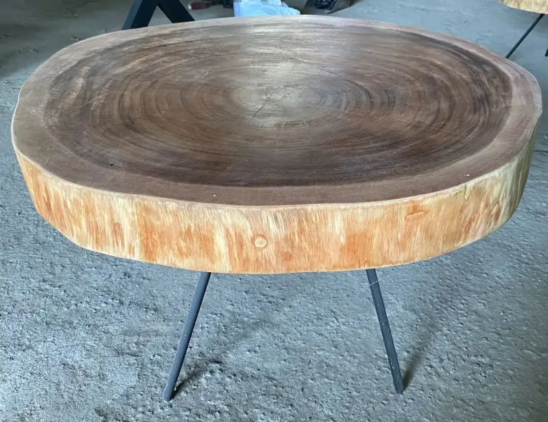 Artikelbild 2 des Artikels “Niedriger Naturholztisch rund aus Suar mit Metallbeinen Spider. 96cm Länge, 94cm Breite, 60cm Höhe. Tischplatte 10cm dick. “